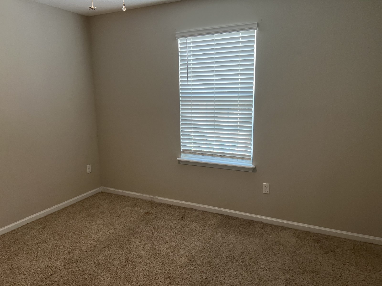 Great newer 3 bed/ 2 bath home in gated community property image