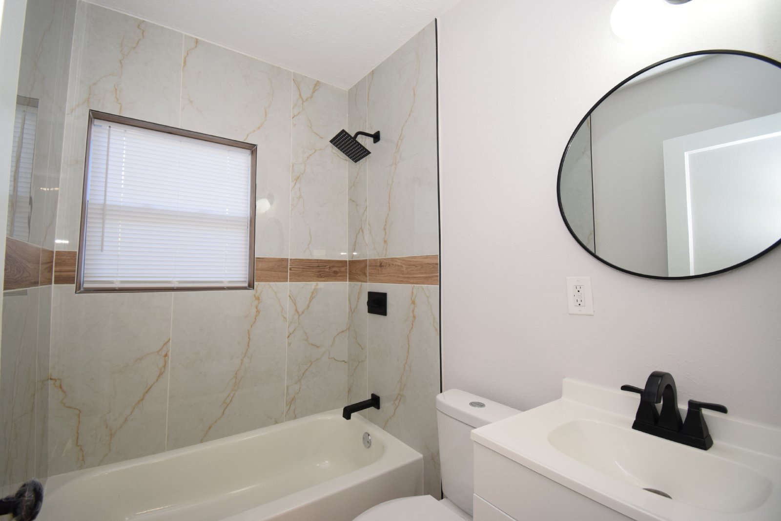 Renovated 3/2 Cozy home with Fenced Yard property image