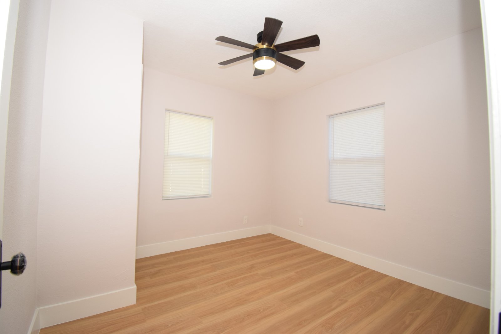 Renovated 3/2 Cozy home with Fenced Yard property image