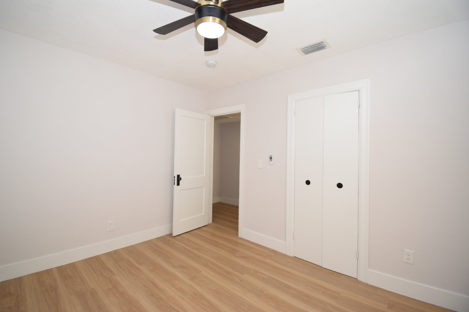 Renovated 3/2 Cozy home with Fenced Yard property image