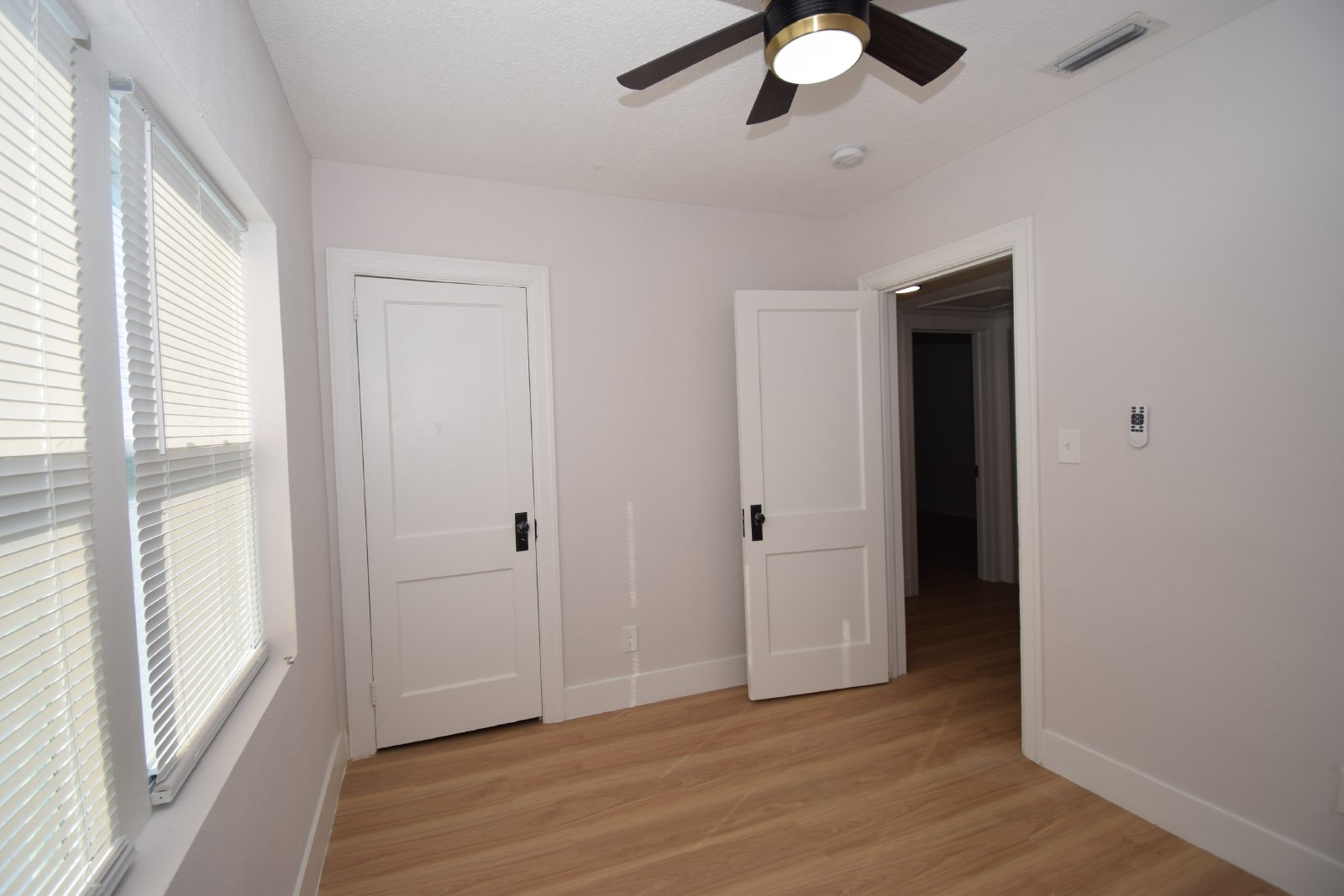 Renovated 3/2 Cozy home with Fenced Yard property image