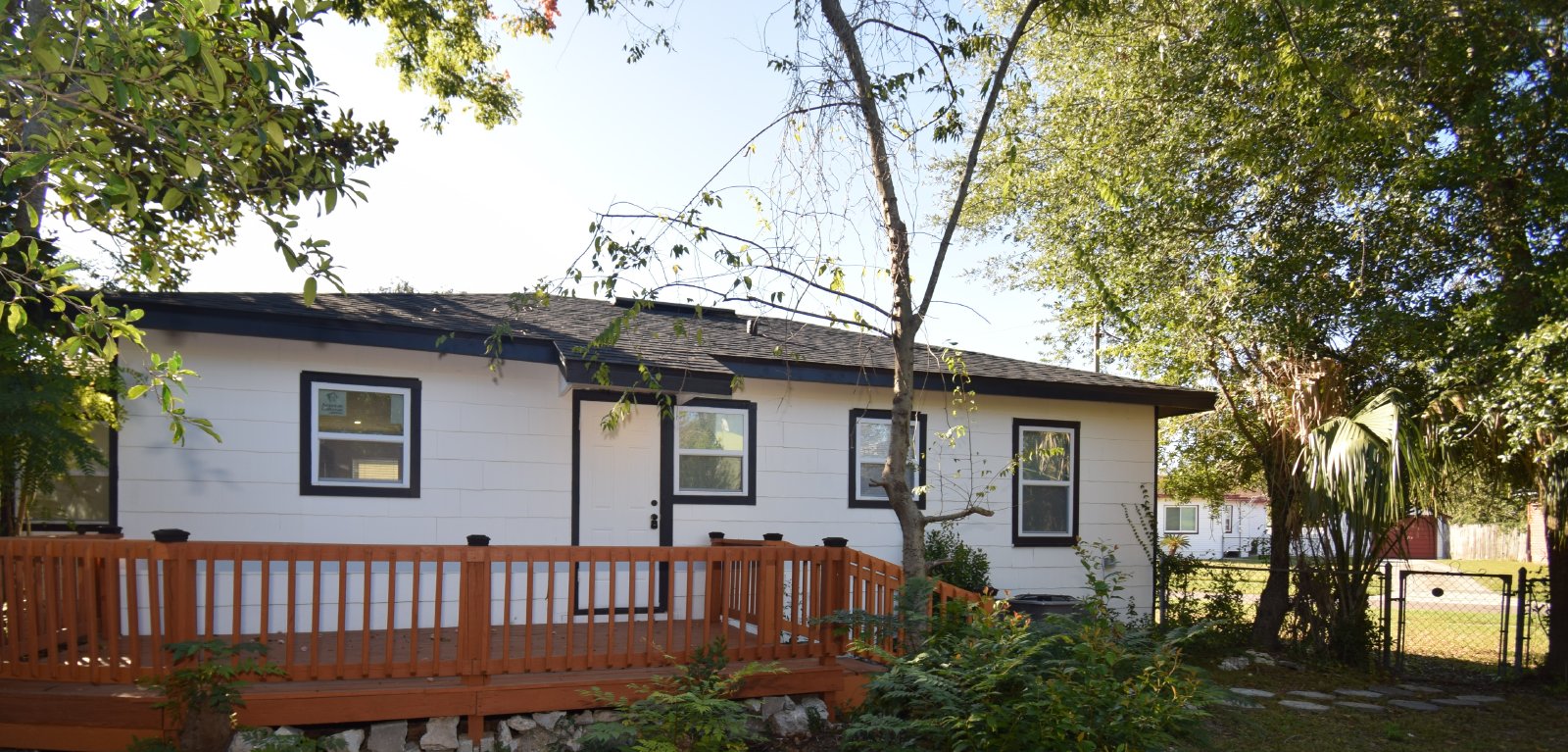 Renovated 3/2 Cozy home with Fenced Yard property image