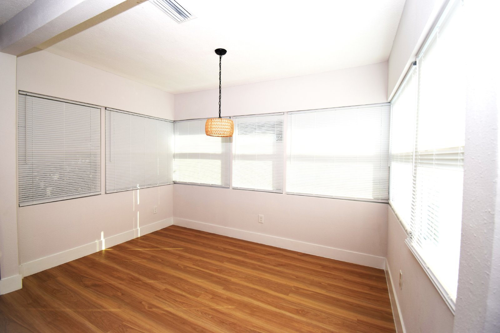 Renovated 3/2 Cozy home with Fenced Yard property image
