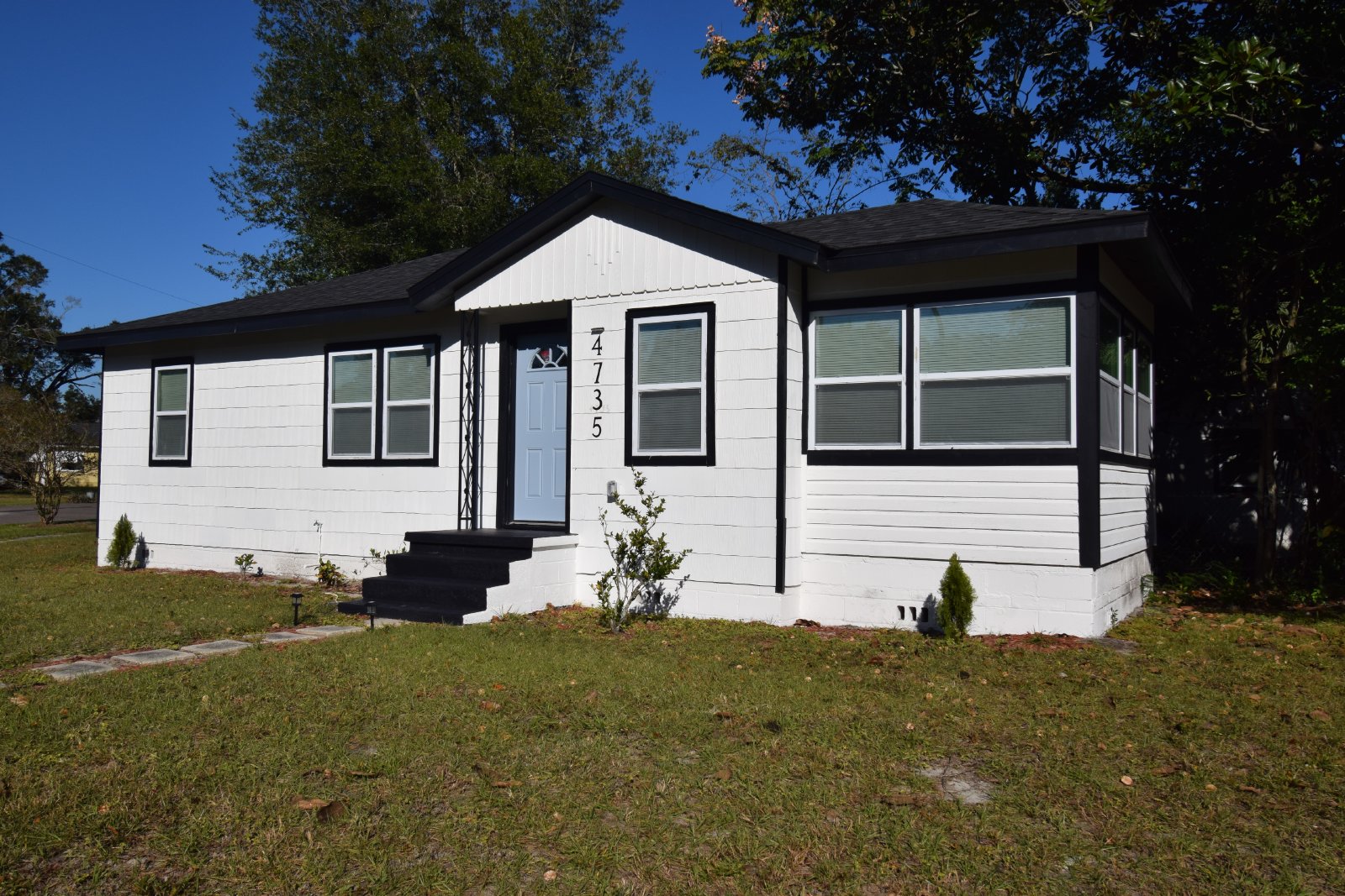 Renovated 3/2 Cozy home with Fenced Yard property image