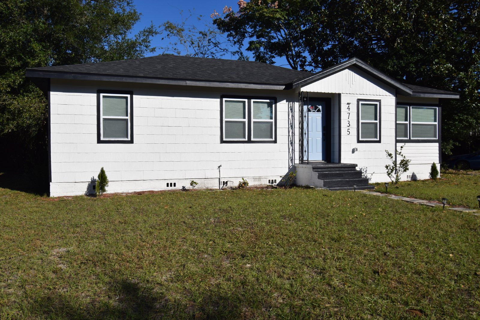 Renovated 3/2 Cozy home with Fenced Yard property image