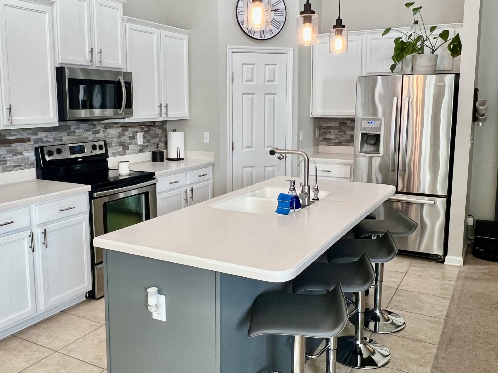 Spacious 3 Bedroom, 2 Bath Home on Corner Lot! property image