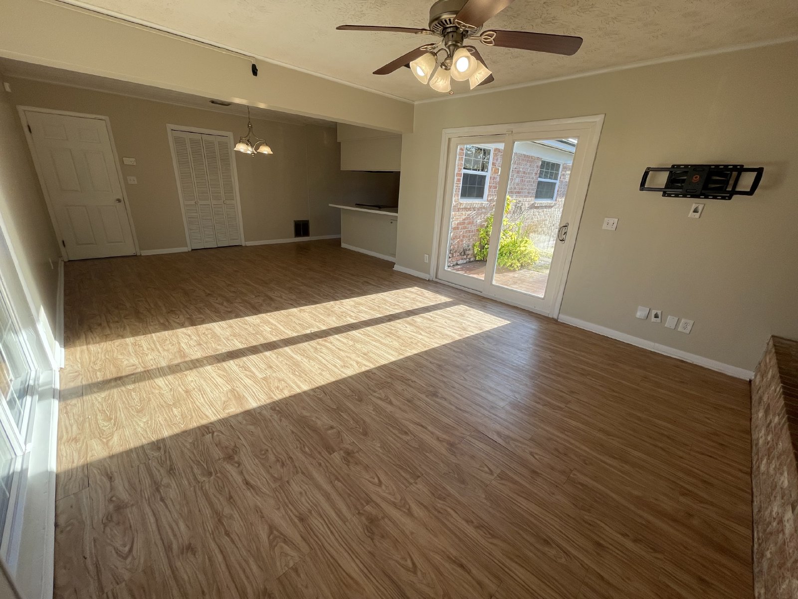 Charming 3-Bedroom Home for Rent in Orange Park with Fireplace & Solar Panels property image