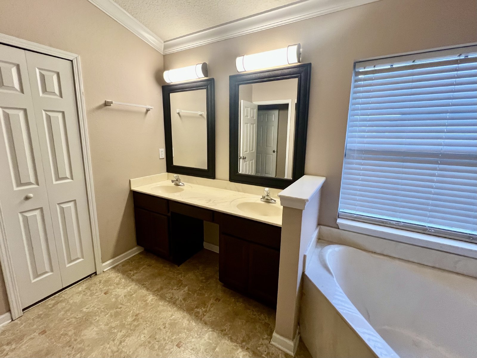 Large 4-bedroom home in great community property image