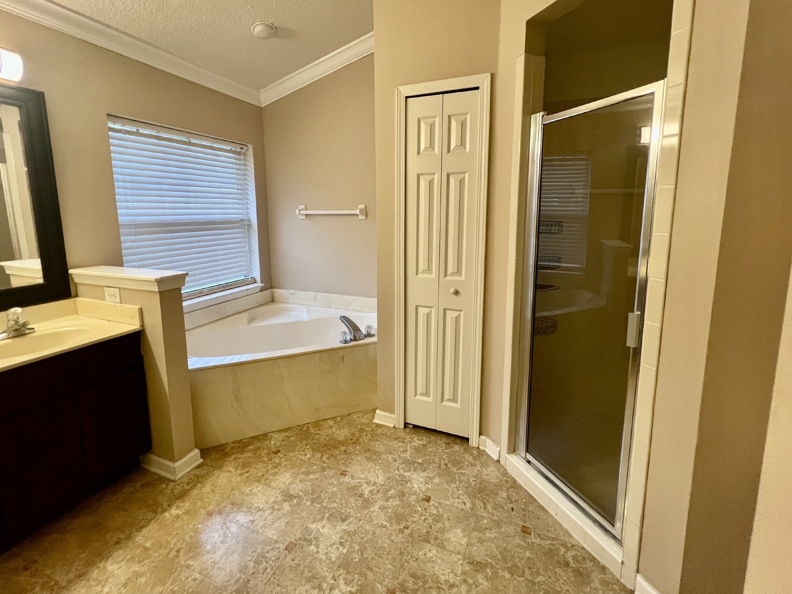 Large 4-bedroom home in great community property image