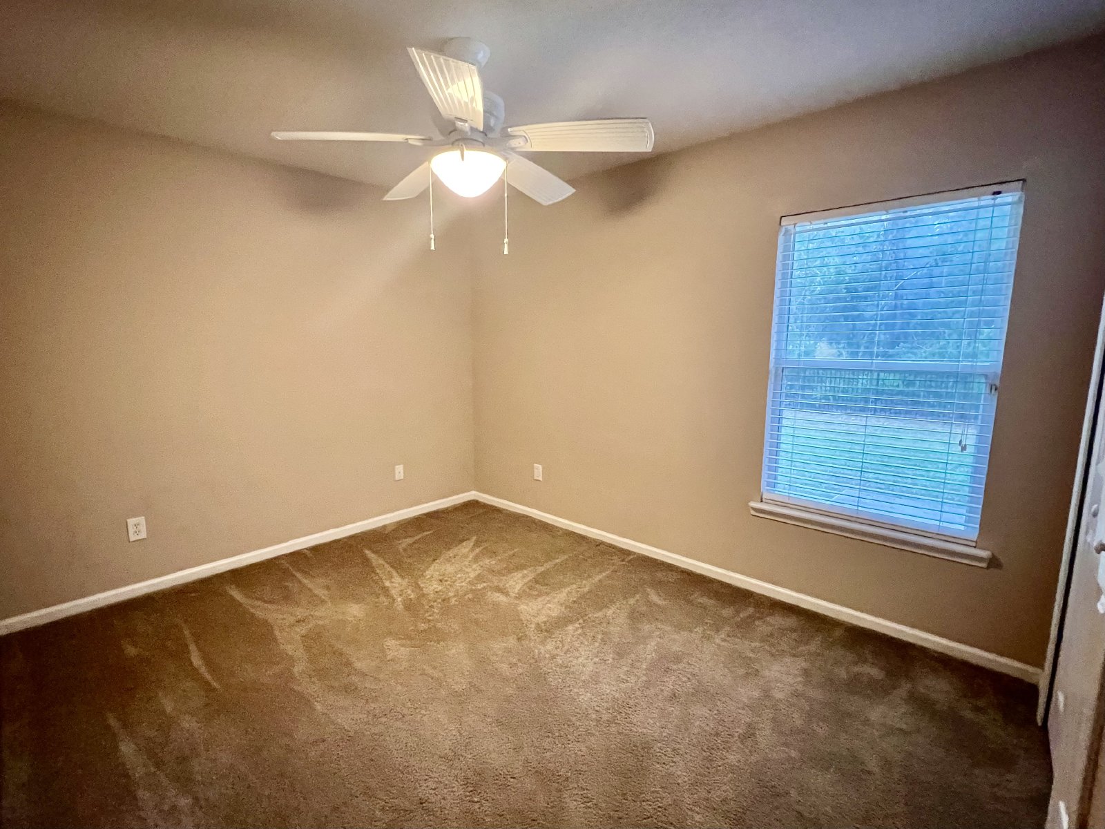 Large 4-bedroom home in great community property image