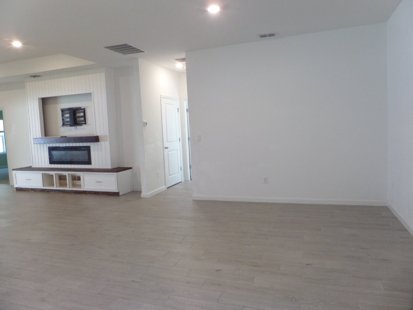 Beautiful 4 Bedroom 2 bath 3 Car garage Home property image