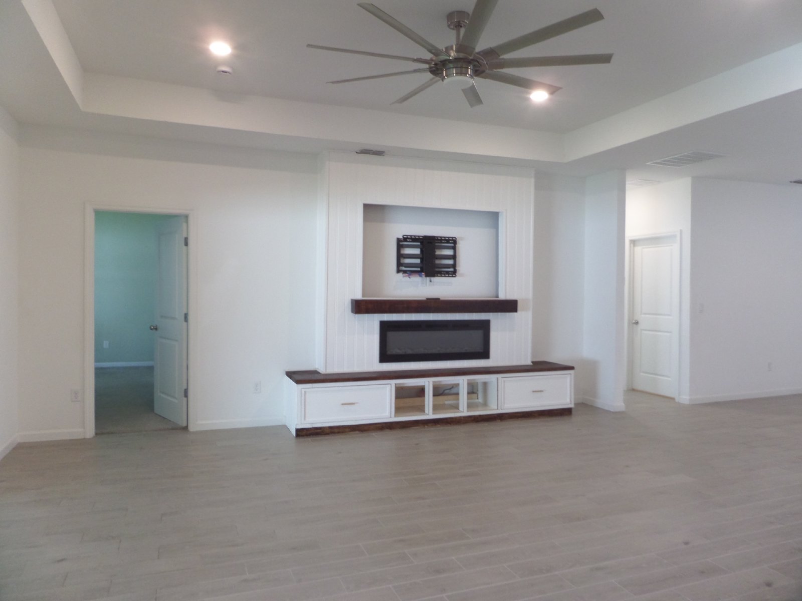 Beautiful 4 Bedroom 2 bath 3 Car garage Home property image