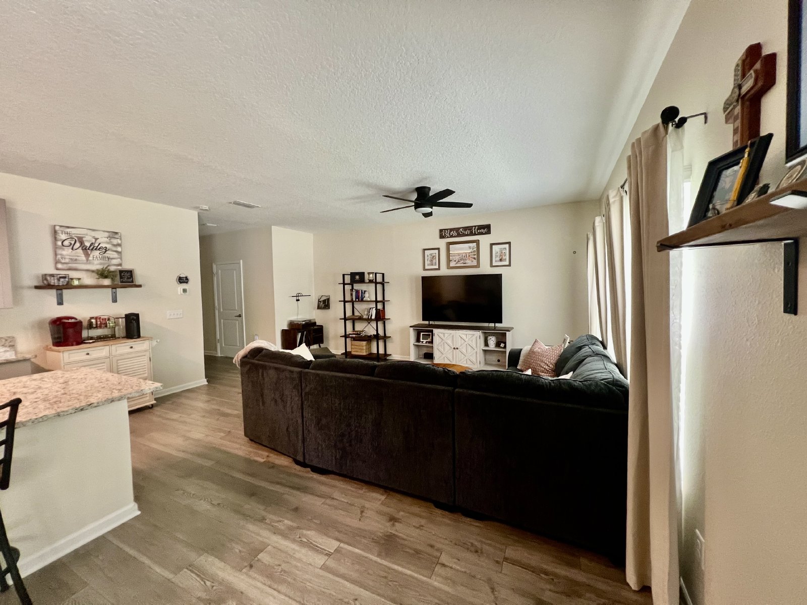 Like new 4 bed 2.5 bath home on quiet cul-de-sac property image