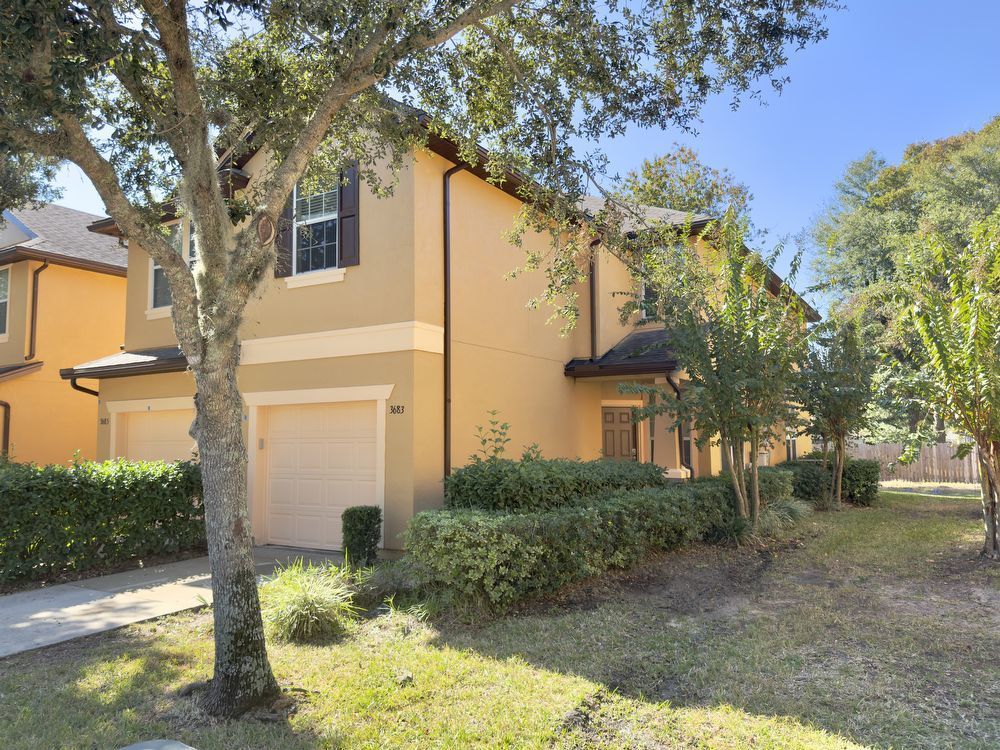 Spacious End-Unit Townhome with Garage in Convenient Arlington Location property image