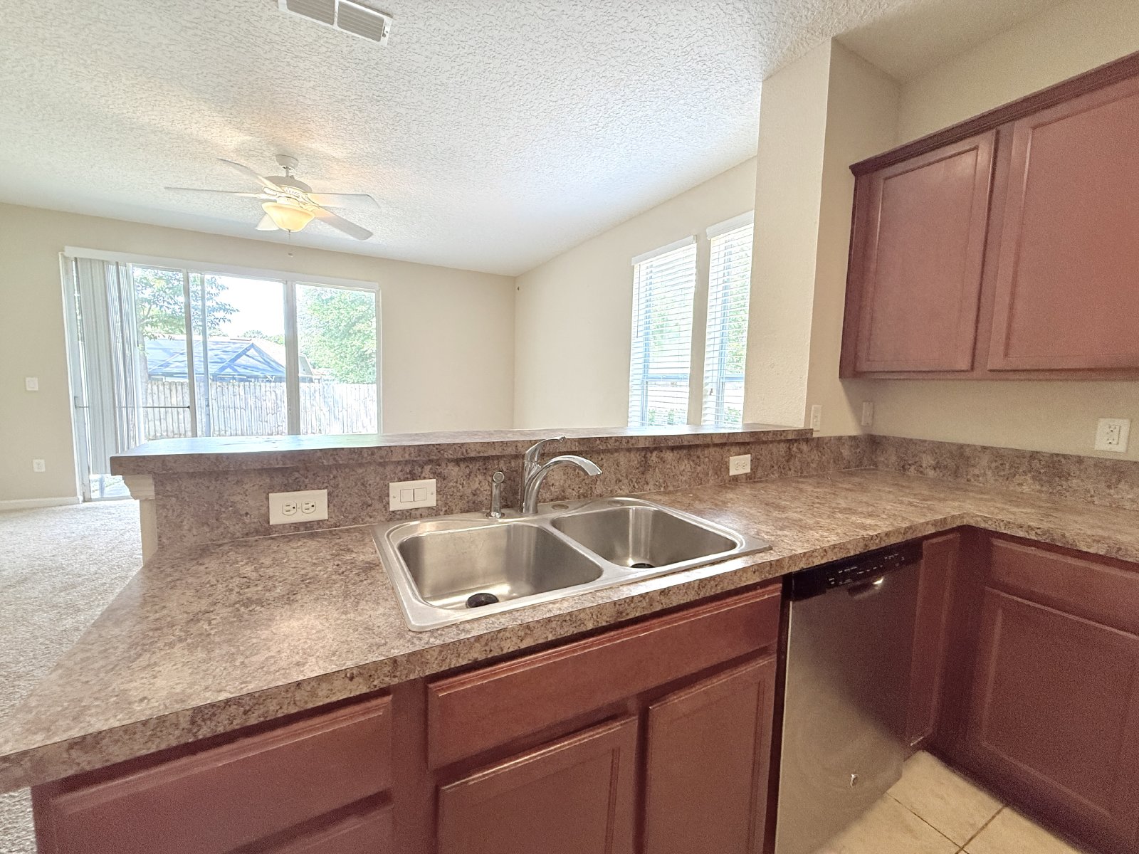 Spacious End-Unit Townhome with Garage in Convenient Arlington Location property image