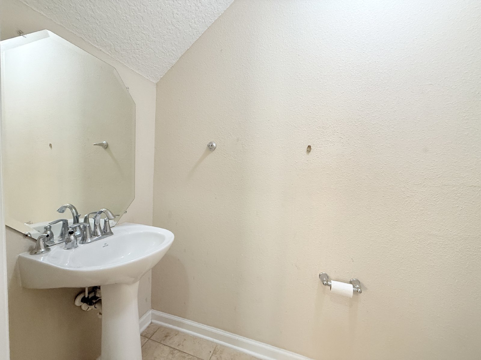 Spacious End-Unit Townhome with Garage in Convenient Arlington Location property image