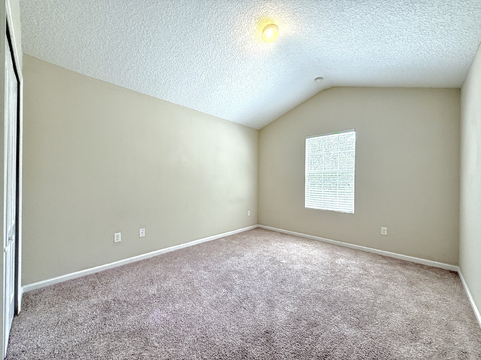 Spacious End-Unit Townhome with Garage in Convenient Arlington Location property image