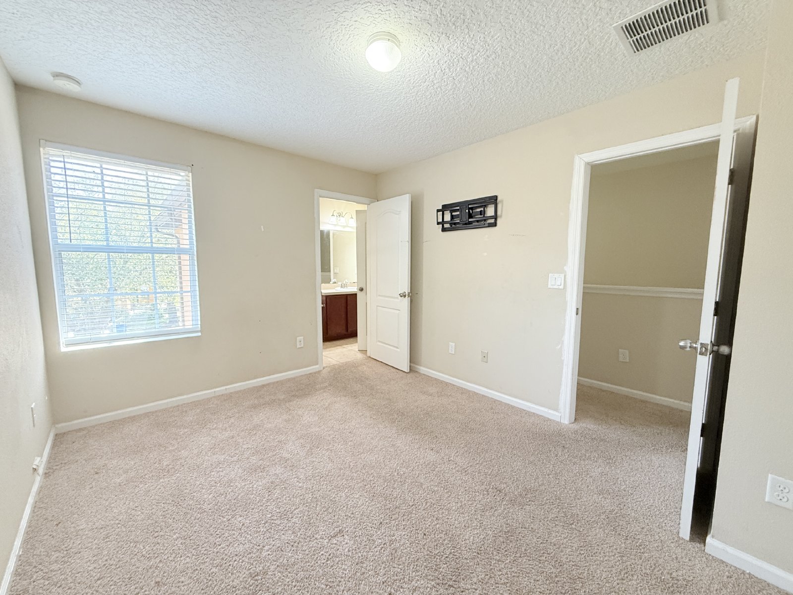 Spacious End-Unit Townhome with Garage in Convenient Arlington Location property image