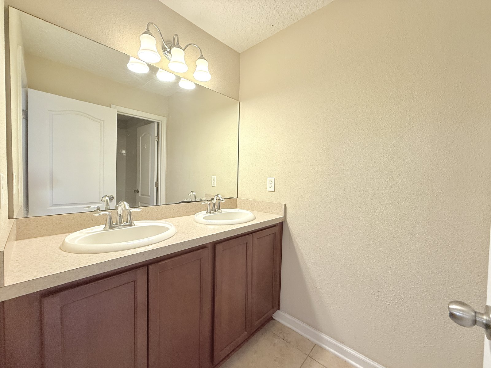 Spacious End-Unit Townhome with Garage in Convenient Arlington Location property image