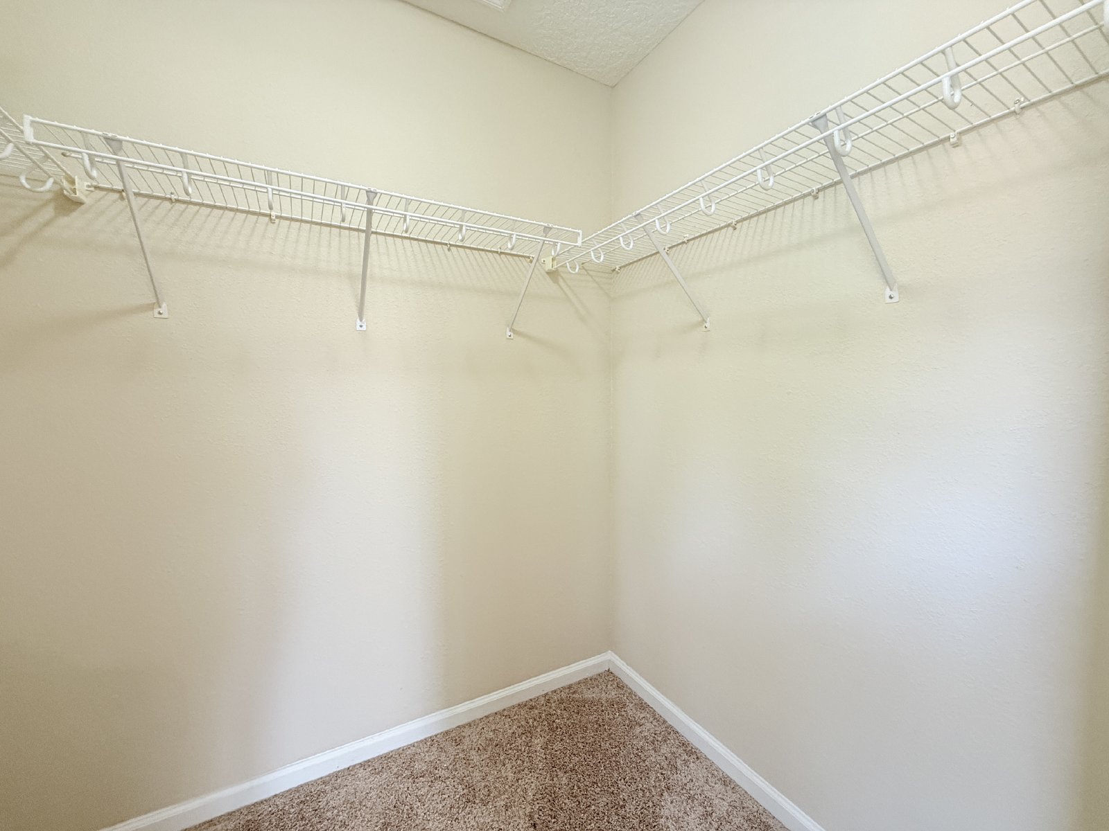 Spacious End-Unit Townhome with Garage in Convenient Arlington Location property image