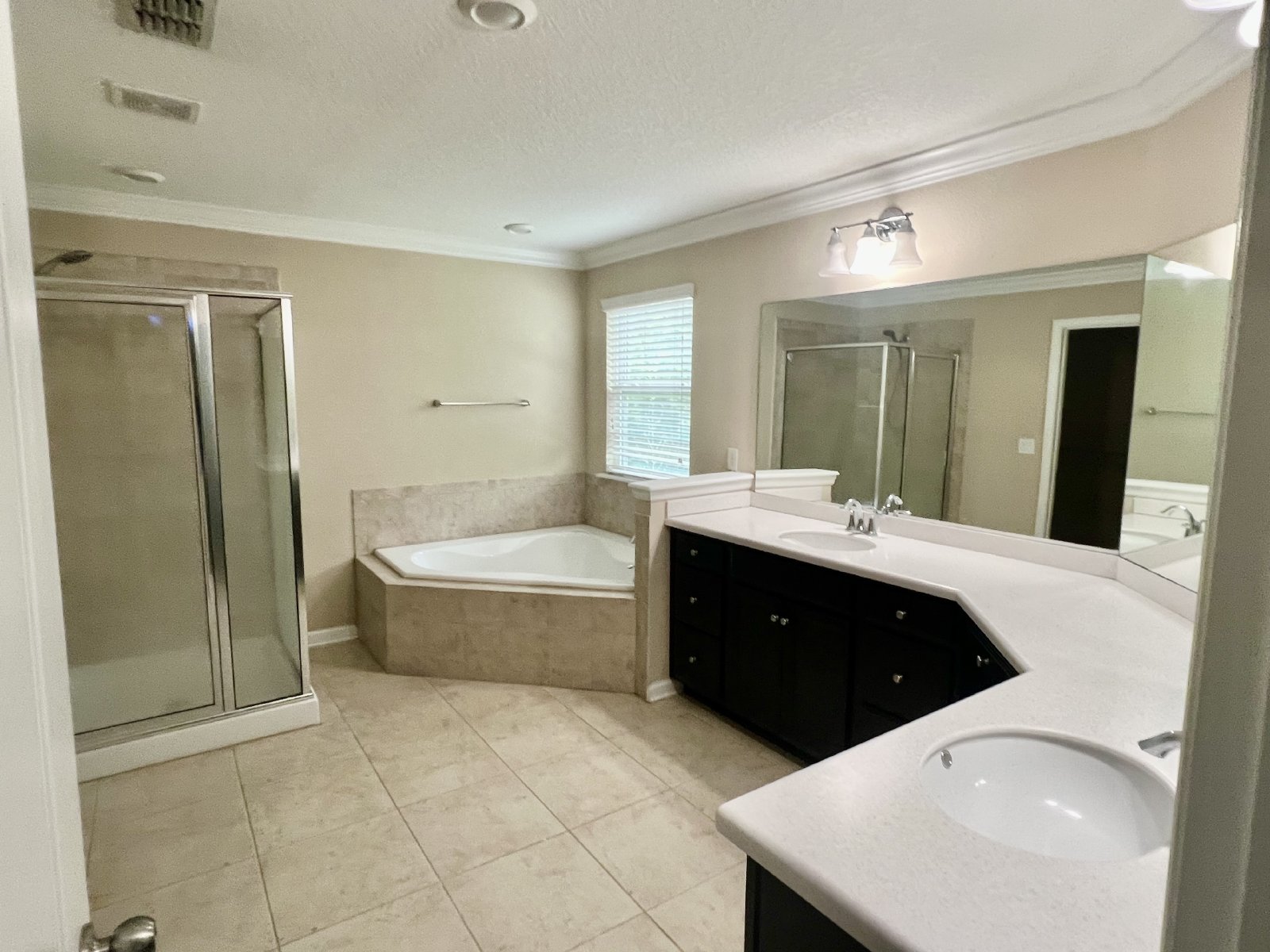 Spacious 5-Bedroom Home with Lawn Care Included! property image