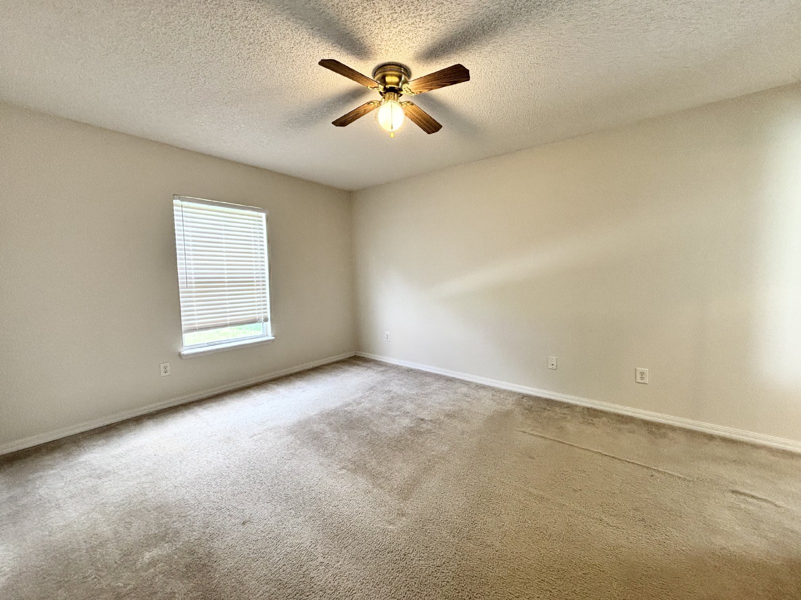 4 Bedroom, 2 Bath in Olde Sutton Oaks property image