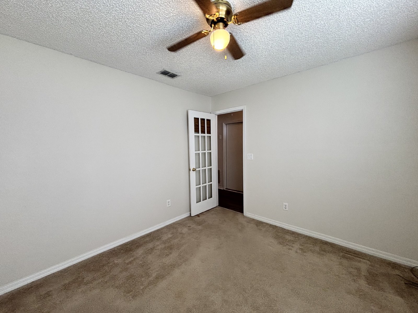 4 Bedroom, 2 Bath in Olde Sutton Oaks property image