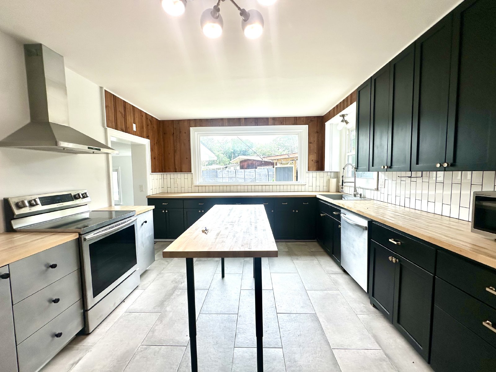 Mid Century Modern Gem! property image
