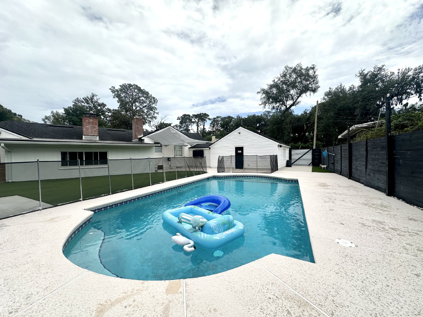 Mid Century Modern Gem! property image