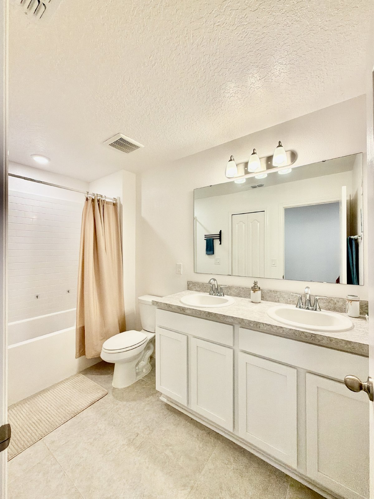 Beautiful 3-bedroom, 2.5-bath townhome Near Downtown - Military bases - Highway - Airport property image