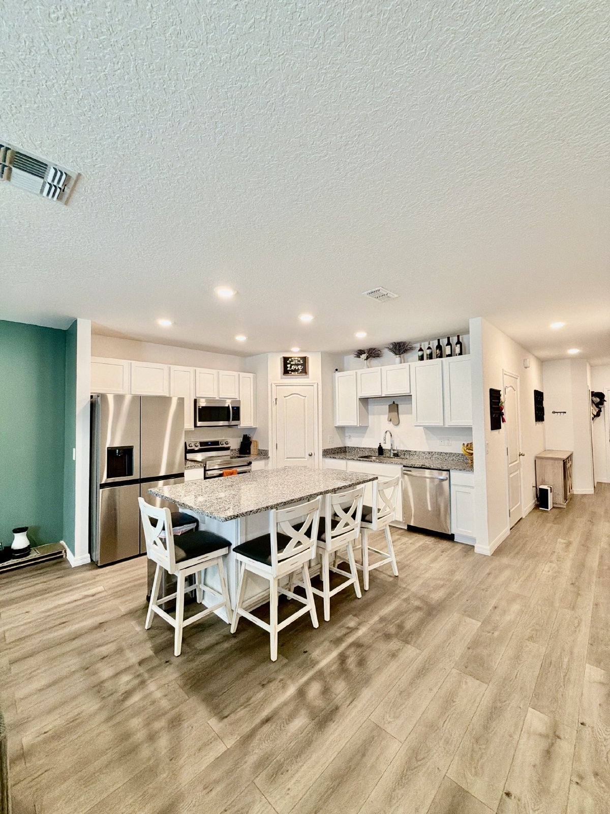 Beautiful 3-bedroom, 2.5-bath townhome Near Downtown - Military bases - Highway - Airport property image