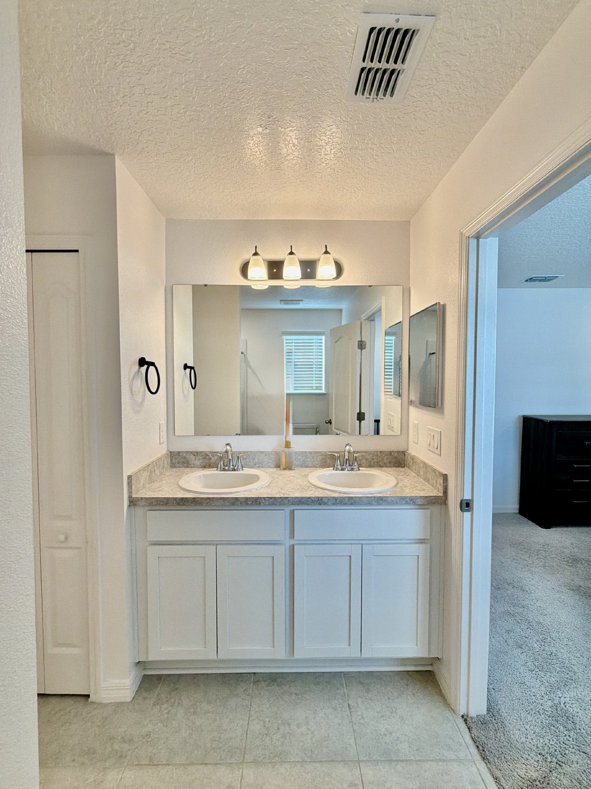 Beautiful 3-bedroom, 2.5-bath townhome Near Downtown - Military bases - Highway - Airport property image