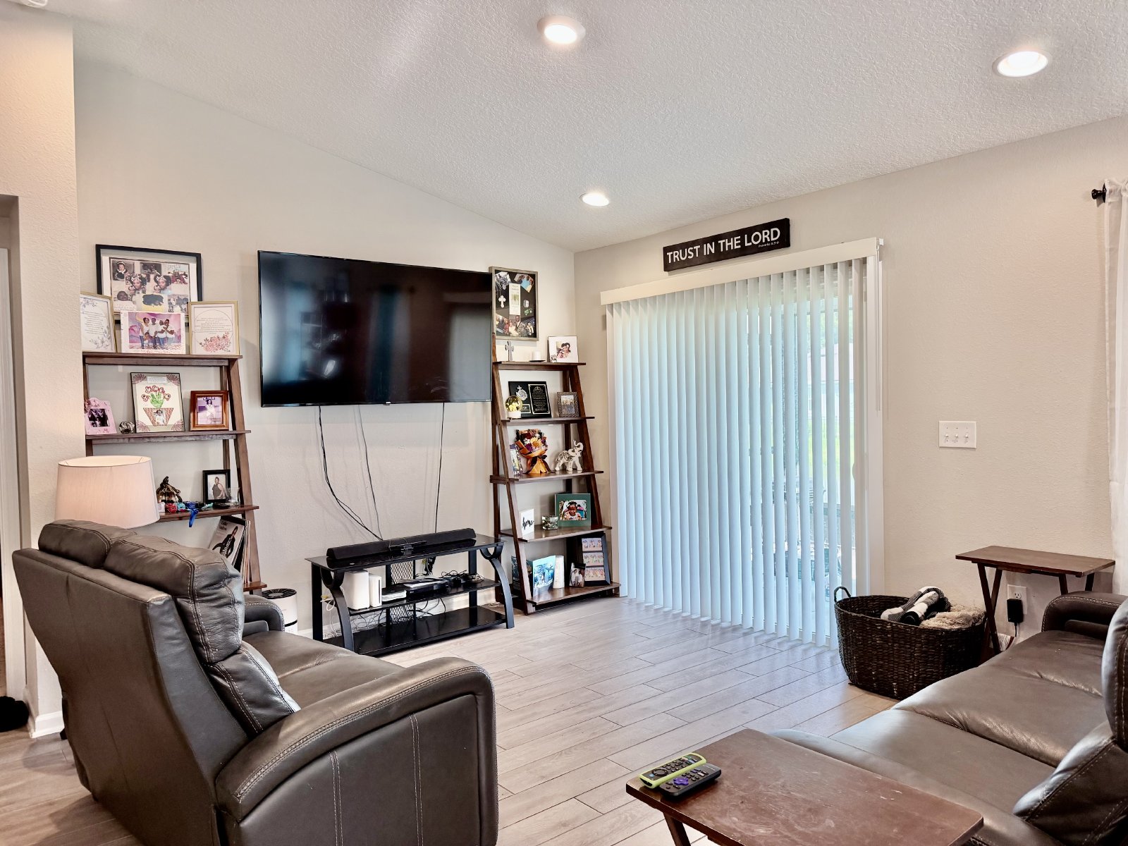 4/2 Beautiful Alta Lakes Single story - Community amenities included _ Easy Military Bases Commute property image