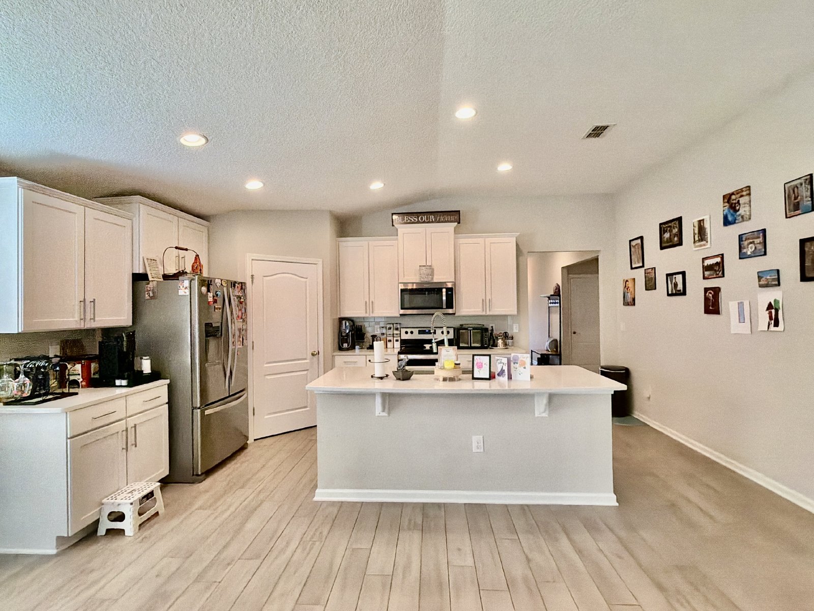 4/2 Beautiful Alta Lakes Single story - Community amenities included _ Easy Military Bases Commute property image