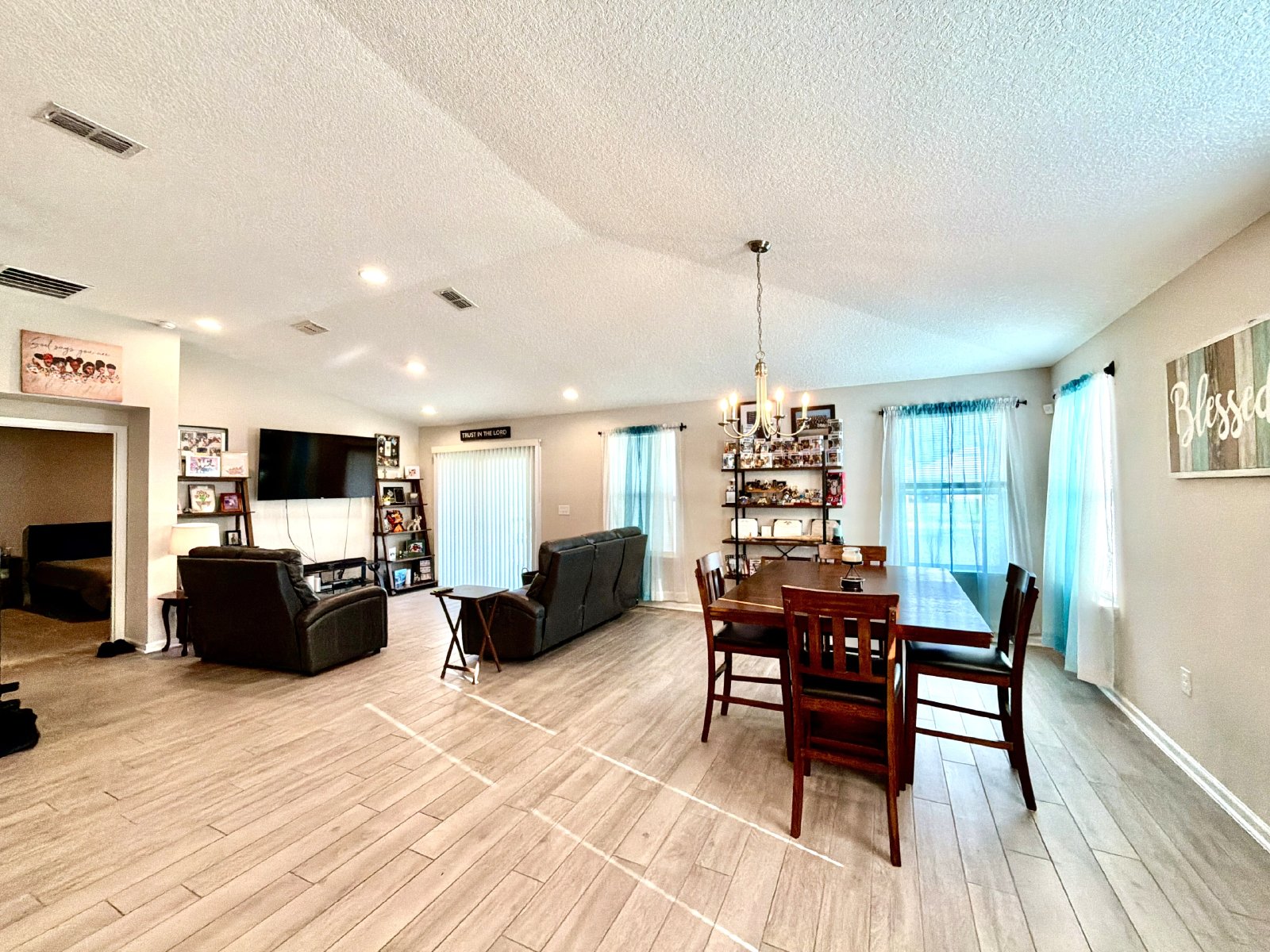 4/2 Beautiful Alta Lakes Single story - Community amenities included _ Easy Military Bases Commute property image