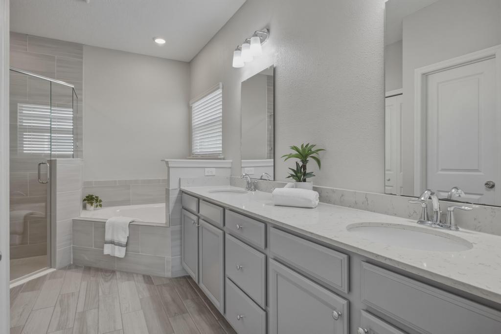 Newer Spacious Grey Hawk Home property image