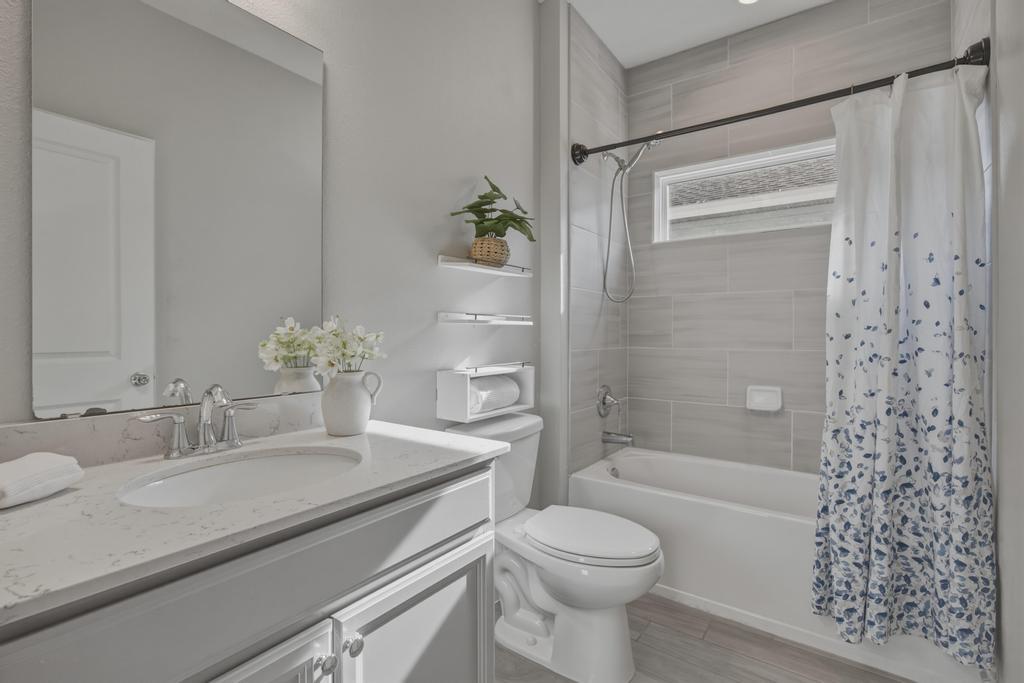Newer Spacious Grey Hawk Home property image