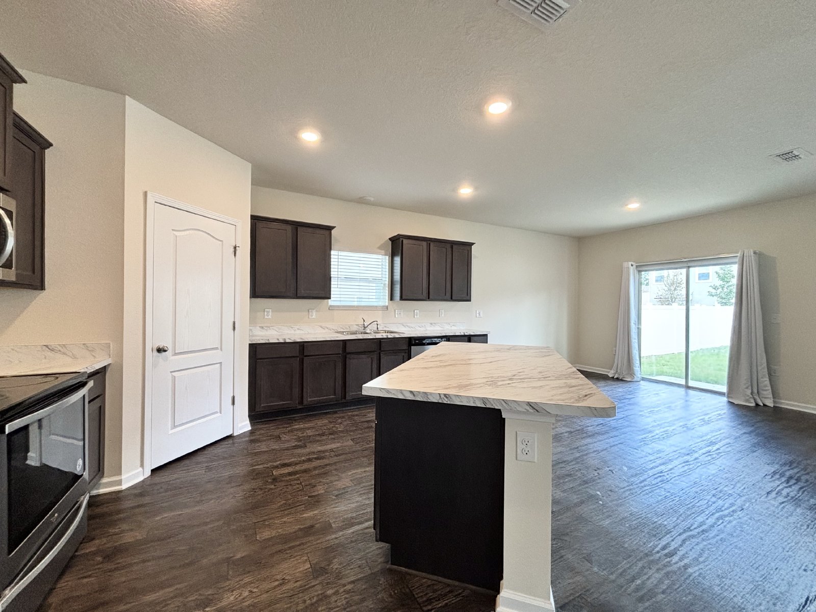 4 Bedroom 2.5 Bathrooms in Fox Creek property image