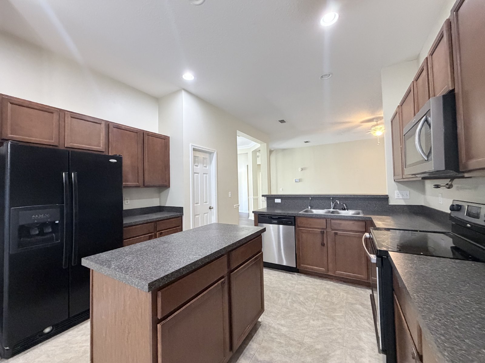 Great location 4/2 Fenced and spacious - Easy commute to Airport, Downtown, military bases, beaches and parks property image