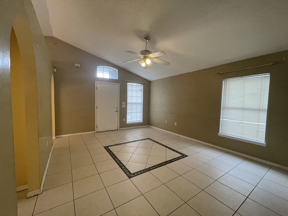 Single story 3 bed 2 bath in Arlington property image